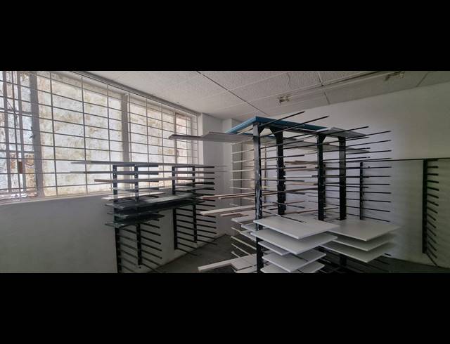 2,800M² WAREHOUSE FOR SALE IN VILLAGE DEEP